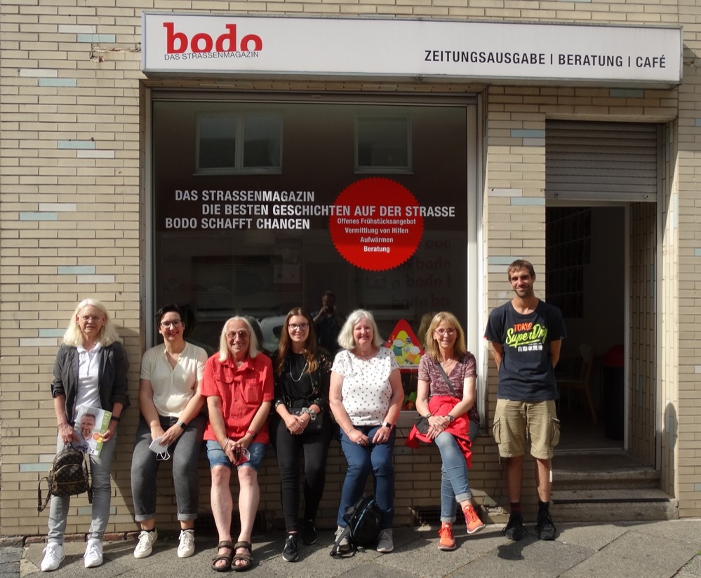 Gemeinsam mit einem Tour-Guide von bodo e.V. war die SPD-Ratsfraktion unterwegs, um die Situation obdachloser Menschen einmal mit einem anderen Blickwinkel zu betrachten. „Wir haben uns gefragt, wie verbringen Menschen auf der Straße ihren Tag, warum wird jemand obdachlos und wie kommt man aus dieser scheinbar ausweglosen Situation wieder heraus“, fasst Daniela Worth, sozialpolitische Sprecherin der SPD-Ratsfraktion die Motivation für diesen eher ungewöhnlichen Sommertermin zusammen. „Unser Begleiter hat unsere vielen Fragen beantwortet, ist mit uns die Wege der obdachlosen Menschen gegangen und hat uns seine persönliche Geschichte erzählt“. Es gibt viele Hilfeangebote durch die Akteure der Wohnungslosenhilfe, zum Beispiel durch die aufsuchenden Hilfen der Stadt und verschiedener Organisationen. Ziel muss es sein, die Angebote so zu gestalten dass möglichst viele Betroffene erreicht werden können. „Wir wollen uns an dieser Stelle auch für das unermüdliche Engagement der ehrenamtlichen Akteure von bodo e.V. bedanken. Sie erleichtern den Menschen das Leben auf der Straße, kümmern sich um jeden Einzelnen und bieten Hilfen an. Wir haben am Beispiel unseres Tourbegleiters gesehen, dass sich die Mühe lohnt und Menschen wieder ihren Weg in die Gesellschaft finden können“, so Daniela Worth abschließend.