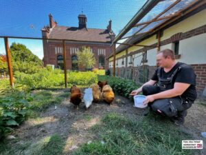 Patrick Althoff kümmert sich mit viel Leidenschaft um die Tiere und den Arbeitergarten.