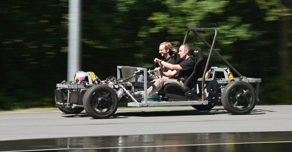 Bis zu 60 km/h ermöglicht der Elektroantrieb. Geplant ist er als Hybridfahrzeug, der Verbrennungsmotor wird in Kürze eingebaut.