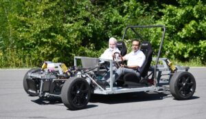 Beim Rollout konnten die Anwesenden auch selbst mit dem Nuevo35 eine Runde über die Rennstrecke drehen. Hier nimmt Projektleiter Prof. Dr. Yves Rosefort (r.) seinen Kollegen Prof. Dr. Thomas Straßmann, Dekan des Fachbereichs Maschinenbau, mit.