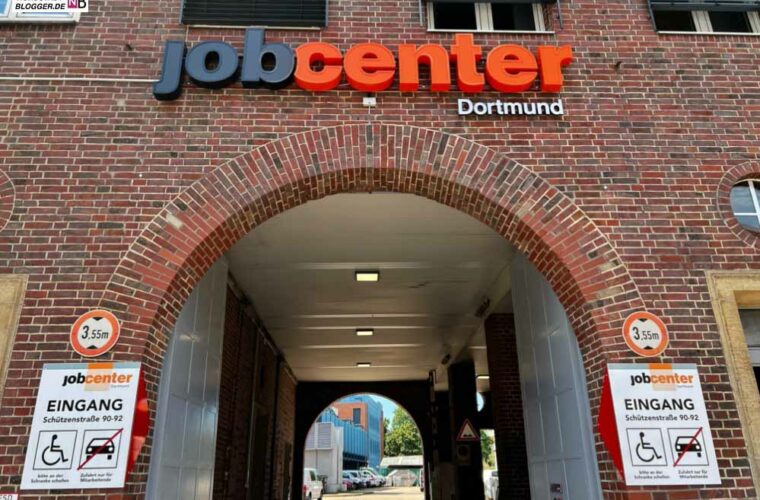 In einem sanierten Post-Gebäude aus den 1920er Jahren an der Schützenstraße ist der neue Jobcenter-Standort.