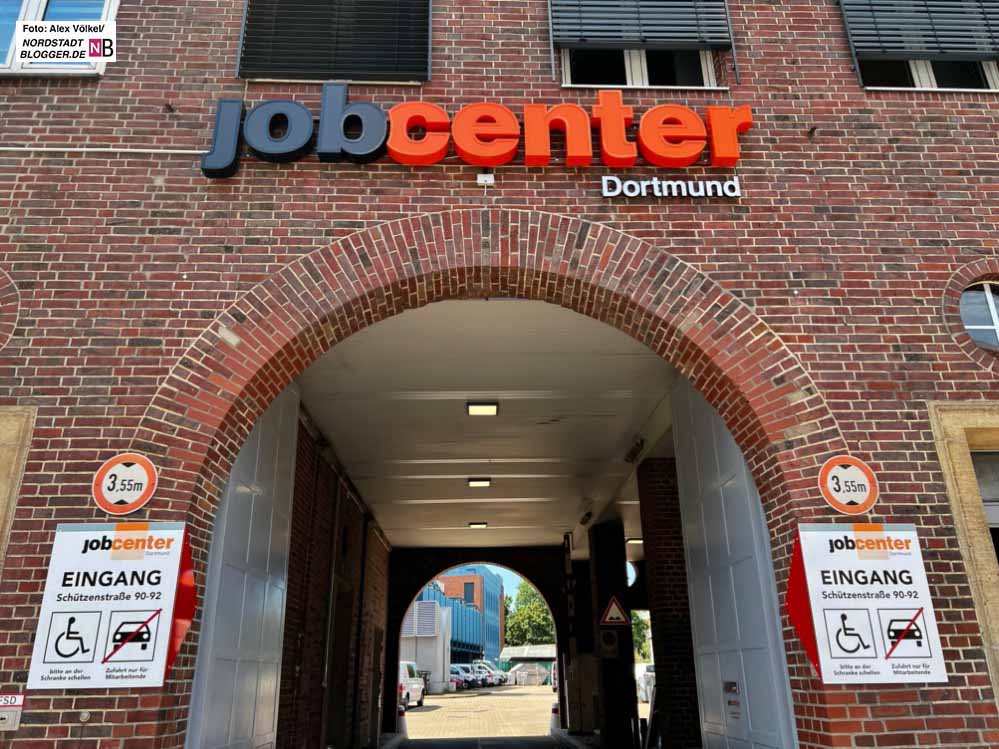 In einem sanierten Post-Gebäude aus den 1920er Jahren an der Schützenstraße ist der neue Jobcenter-Standort.