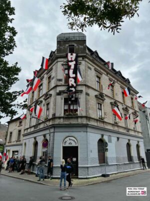 Die Neonazis hatten ihre Wohnhäuser wegen der Antifa-Demo wieder „aufgehübscht“. 