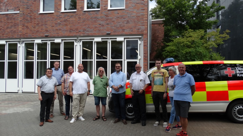 Die SPD-Ratsfraktion hat die Sommerferien genutzt und Feuerwehr und den Rettungsdienst an verschiedenen Standorten besucht. Erste Station der SPD-Ratsmitglieder war die Rettungswache 11 an der Ruhrallee. “Nach langer Planungs-und Bauzeit ist die Inbetriebnahme der erweiterten Rettungswache auf der Zielgeraden. Zukünftig werden die Fahrzeuge des Rettungsdienstes in modernen Hallen stehen, die den Anforderungen des Arbeitsschutzes gerecht werden. Aber auch alle anderen Räume wie Umkleiden, Waschräume, Ruhe- oder Schulungsräume sehen vorbildlich aus“, freut sich Dirk Goosmann, ordnungspolitischer Sprecher der SPD-Ratsfraktion über die bevorstehende Eröffnung der Rettungswache 11, die vom Deutschen Roten Kreuz betrieben wird. Nächster Halt war das Ausbildungszentrum der Feuerwehr an der Seilerstraße. Hier konnte sich die SPD-Ratsfraktion über die neuen leistungsfähigen Fahrzeuge der Feuerwehr informieren, mit denen in den letzten Jahren der Fuhrpark der Feuerwehr Dortmund noch leistungsfähiger gemacht werden konnte. Hier wurden ein neues Rüstfahrzeug mit Spezialgerät für Bergung bei großen Unfällen, ein Fahrzeug für die Wasserrettung, das problemlos auch an schmalen Kanalufern zum Einsatz kommen kann, oder das deutlich mobilere neue Fahrzeug der Einsatzleitstelle vorgestellt. Und von der Funktionalität der neuen Drehleitern durften sich die SPD-Ratsvertreter*innen in luftiger Höhe selber überzeugen. Auch das Gespräch mit den Feuerwehrleuten und der freiwilligen Feuerwehr stand im Mittelpunkt des Besuches. „Im Sommer 2019 haben wir ein neues Löschfahrzeug für den Katastrophenschutz an die Freiwillige Feuerwehr in Dortmund-Deusen übergeben können. Hier haben wir jetzt erfahren, dass mit Hilfe der modernen Ausrüstung bei den Überschwemmungen im vergangenen Jahr wertvolle Hilfe geleistet werden konnte. Die Ergänzung von Berufsfeuerwehr und freiwilliger Feuerwehr ist aus Sicht der SPD-Ratsfraktion unverzichtbar. Dies werden wir auch zukünftig unterstützen“, so Dirk Goosmann abschließend. SPD-Ratsfraktion zu Gast auf der Rettungswache 11