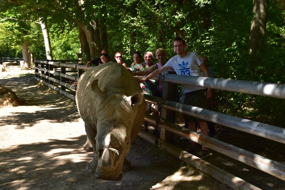 SPD-Ratsfraktion zu Gast im Dortmunder Zoo Bei bestem Sommerwetter konnten sich die Mitglieder der SPD-Ratsfraktion Dortmund über die neusten Entwicklungen im Dortmunder Zoo informieren. Hierbei begutachteten die Ratsmitglieder auch den Baufortschritt an der Robbenanlage und der Südamerikawiese. Zudem konnten sie Informationen zu den ersten Erfahrungen mit dem von der SPD-Ratsfraktion initiierten freien Eintritt für junge Menschen in den Zoo in den Sommerferien in erfragen. „Die ersten Erfahrungen zeigen, dass das Angebot des freien Eintritts für junge Menschen in den Zoo in den Sommerferien gut angenommen wird und der Zoo positive Erfahrungen hiermit macht. Dieses Angebot gilt es nun für die kommenden Jahre zu verstetigen“; erklärt der freizeitpolitische Sprecher der SPD-Ratsfraktion Dortmund, Torsten Heymann. Mit Blick auf die Baustellen im Zoo führt Torsten Heymann weiter aus: „Es ist schön zu sehen, dass die Maßnahmen des vom Rat der Stadt beschlossenen Zukunftskonzepts in Umsetzung sind und einige auch schon fertiggestellt sind. Dies wird den Dortmunder Zoo weiter attraktiv machen. Dennoch wird es weiterhin Investitionen in die Anlagen, aber auch in die Infrastruktur benötigen, um den Zoo weiter zukunftsfähig aufzustellen