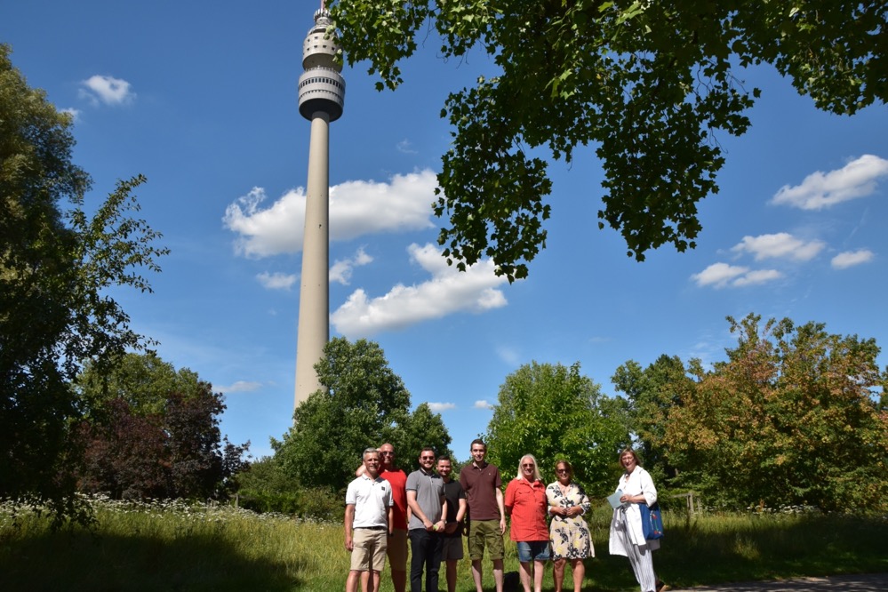 SPD-Ratsfraktion zu Besuch im Westfalenpark – freier Eintritt von Kindern und jungen Menschen in den Westfalenpark in den Sommerferien ein Erfolg Bei einem weiteren Sommertermin hat die SPD-Ratsfraktion den Westfalenpark besucht und sich hierbei über die Themen Nachhaltigkeit im Park, die laufenden Reparaturarbeiten am Sonnensegel, die Gastronomie im Park und die allgemeine Entwicklung informiert. „Die positive Weiterentwicklung des Westfalenparks ist uns ein wichtiges Anliegen für unsere Stadt, denn der Westfalenpark bietet für Erholungssuchende, Sporttreibende sowie Kinder und Jugendliche einen wichtigen Anlaufpunkt. Mit dem Umbau des Westfalenparks hin zu mehr Nachhaltigkeit, der Eröffnung des Robinsonspielplatzes, aber auch dem Erhalt von gastronomischen Angeboten im Park stellt sich der Westfalenpark weiter attraktiv und zukunftsfähig auf“, erklärt der kulturpolitische Sprecher der SPD-Ratsfraktion, Dominik De Marco. Bei dem Termin konnten die Ratsvertreter*innen mit eigenen Augen das bestehende Spannungsfeld zwischen dem Erhalt und der Pflege der Grünflächen und Pflanzen auf der einen Seite und der Durchführung von Veranstaltungen und den damit einhergehenden Beschädigungen auf der anderen Seite begutachten. Denn aktuell sind die Mitarbeiter*innen des Westfalenparks dabei die Nachwehen und entstandenen Schäden von Juicy Beats zu beseitigen. Trotz dieses Spannungsfeldes ist für die Ratsvertreter*innen klar, dass weiterhin Veranstaltungen im Westfalenpark stattfinden sollen. Bei dem Termin konnte auch der freie Eintritt von Kindern und jungen Menschen bis 27 Jahren in den Westfalenpark in den Sommerferien angesprochen werden. Dies hatte die SPD-Fraktion vor den Sommerferien beantragt und der Rat beschlossen. „Wir freuen uns, dass nach dem Zoo auch im Westfalenpark ein positives Zwischenfazit über den freien Eintritt für Kinder und junge Menschen bis 27 Jahren in den Westfalenpark in den Sommerferien gezogen werden kann. Das Angebot wird gerne angenommen und es gibt bisher keine negativen Auswirkungen. Auch wenn das endgültige Fazit noch aussteht, wollen wir uns dafür einsetzen dieses Angebot auch für die nächsten Jahre zu verstetigen“, erklärt Dominik De Marco abschließend zu dem Termin.