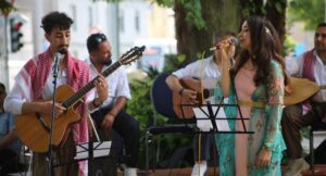 Die Band Nazband singt neue Versionen traditioneller Lieder aus dem kurdischen Raum und anderen Regionen des Nahen Ostens.