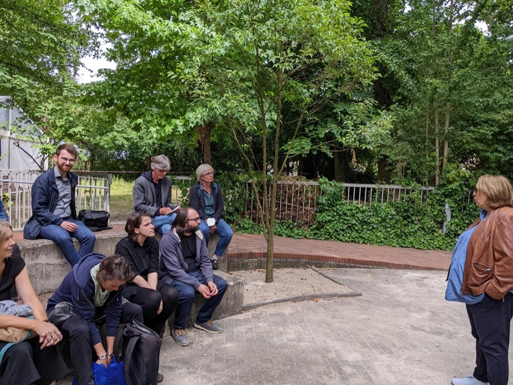 Ein Wohnzimmer für alle, die keins haben – GRÜNE Ratsfraktion besucht das Wichern-Wohnungslosenzentrum Auf ihrer Sommertour hat die GRÜNE Ratsfraktion am Montag das Wichernhaus in der Nordstadt besucht. Aktuell baut die Diakonie das Haus zu einem Wohnungslosenzentrum aus. Dort sollen ab Anfang des kommenden Jahres die Angebote der Diakonie für wohnungslose Menschen gebündelt unter einem Dach zu erhalten sein: Beratung, Waschmöglichkeiten, medizinische Versorgung, Gemeinschaftsküche und Tagesaufenthalt. „Wohnungslosigkeit ist ein großes und zunehmendes Problem. Aufgrund der schwierigen Situation auf dem Wohnungsmarkt und der steigenden Energiepreise ist zu befürchten, dass die Zahl wohnungsloser Menschen und damit ihre Armut auch in Dortmund weiter steigt. Darauf bereiten wir uns auch mit dem Umbau vor. Momentan sind unsere Angebote noch auf mehrere Standorte in der Stadt verteilt. Das wollen wir ändern und mit einer zentralen Anlaufstelle im Wichernhaus verbessern“, erläutert die Geschäftsführerin der Diakonie, Uta Schütte, vor Ort die Intention des Umbaus. Herzstück des neuen Wichern-Wohnungslosenzentrums wird ein 200 Quadratmeter großer Raum für den Tagesaufenthalt sein – ausgestattet wie ein Wohnzimmer mit Sesseln, Bücherwand und einem langen Tisch zum Essen, Spielen und Reden. Mit diesem in Deutschland einzigartigen Projekt schafft die Diakonie einen hochwertigen Ort für wohnungslose Menschen. Aktuell werden ca. 2000 Menschen durch die Mitarbeiter*innen der Diakonie beraten, etwa 700 Menschen ohne Wohnung bekommen ihre Post an die dortige Adresse. Im letzten Jahr konnten 295 Männer und Frauen in eigene Wohnungen und 54 in alternative Wohnmöglichkeiten vermittelt werden. Für 460 wohnungslose Menschen konnte erreicht werden, dass sie aktuell ein eigenes Einkommen erzielen und nicht mehr betteln müssen. „Das gute System der Dortmunder Wohnungslosenhilfe wird mit der Bündelung der Leistungen der Diakonie im Wichernhaus noch besser. Als GRÜNE freut uns besonders, dass dabei auch das Waschcafe „Saubere Sache“ realisiert wird. Die Schaffung einer solchen Einrichtung hatten wir bereits vor Jahren beantragt“, kommentiert Jenny Brunner, Mitglied der GRÜNEN im Sozialausschuss, nach dem Besuch die Pläne. Für den Umbau des Wichernhauses benötigt die Diakonie weitere Spenden. Die Bankverbindungen können auf der Website der Diakonie abgefragt werden.