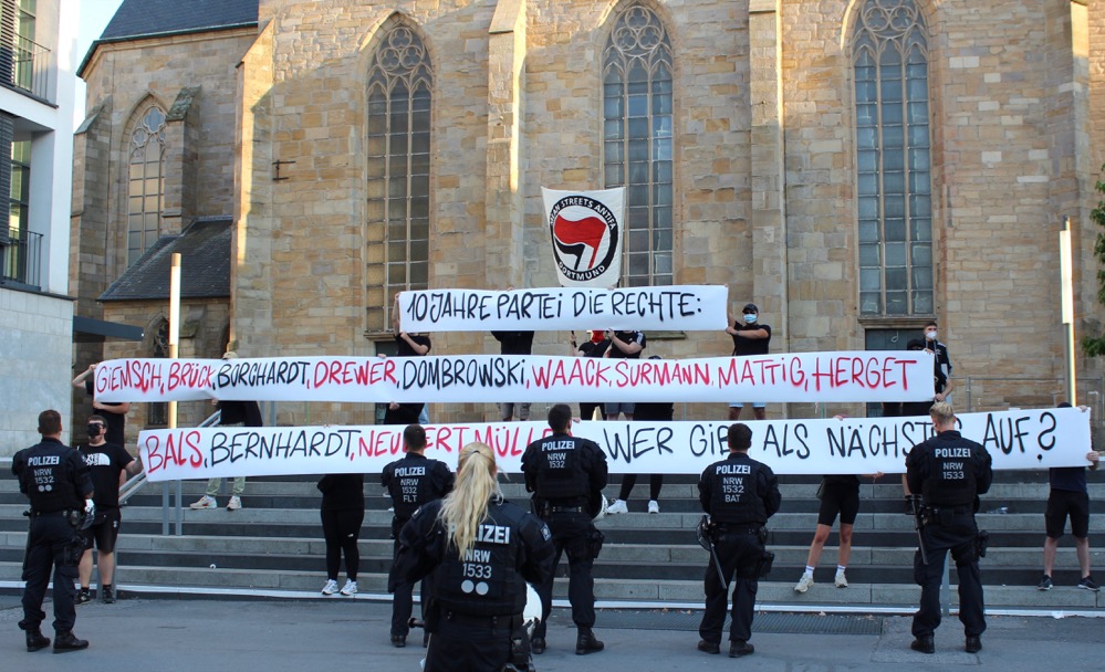 Gegenprotest fand in Form von einer Plakataktion gegenüber von der Kundgebung der Partei „die Rechte“ statt.