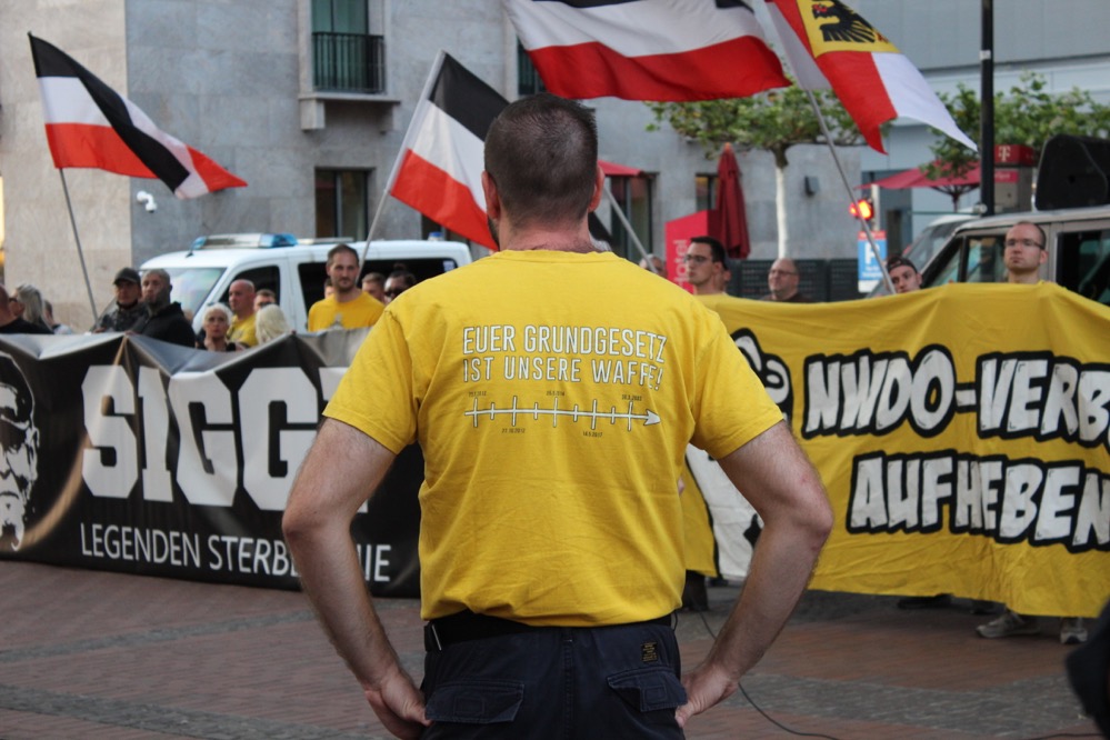 „Euer Grundgesetz ist unsere Waffe“ steht es auf den gelben T-Shirts anlässlich des „NW DO“ Verbots. Der Satz spielt auf 