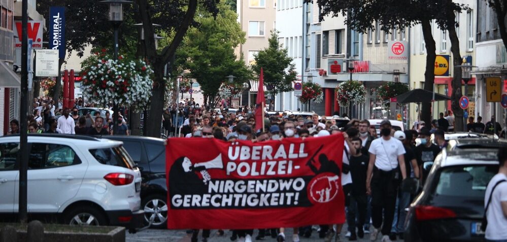 Spontaner Demonstrationszug zieht über die Münsterstraße zur Polizeiwache Dortmund Nord