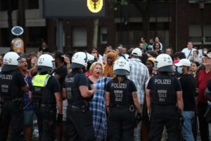 Polizeikette vor der Dortmunder Wache Nord steht entsetzten Nachbar:innen gegenüber