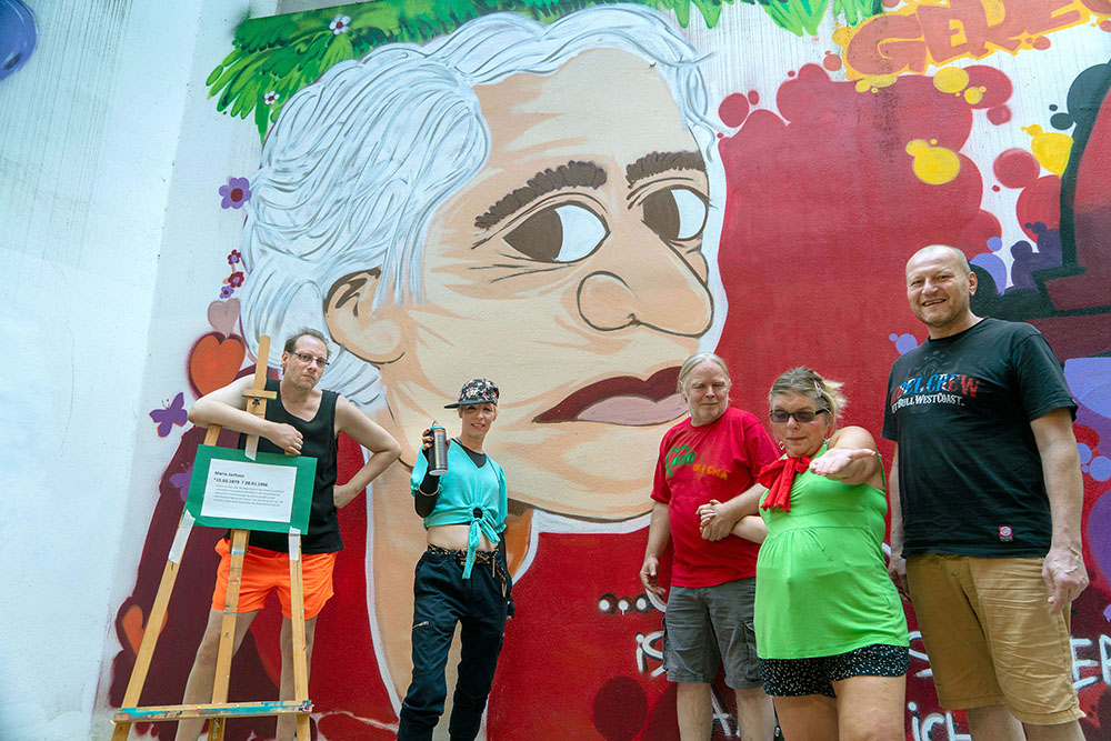 Sommerfest der AWO Assistenzagentur an der Leuthardstraße am 12.August 2022. Diese Besucher:Innen gestalteten das Wandbild von AWO-Gründerin Marie Juchacz in der Tiefgarage.