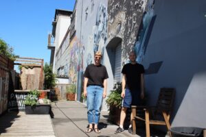 Jule und Wilko vom Speicher 100 e.V. zeigen Nordstadtblogger die Terasse mit Blick auf den Dortmunder Hafen