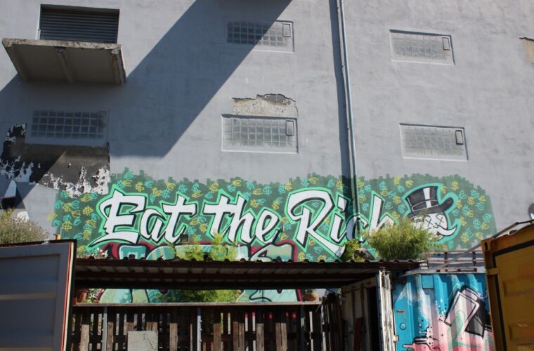 „Eat the rich“ steht es an der Rückwand des Gebäudes in großen Buchstaben.