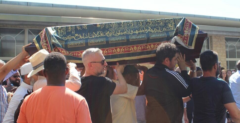 Der Sarg von Mouhamed D. wird auf den Vorplatz der Moschee getragen.