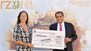 Angelika Hoffmann erhielt von Mehmet Daday den symbolischen Scheck über 5000 Euro.