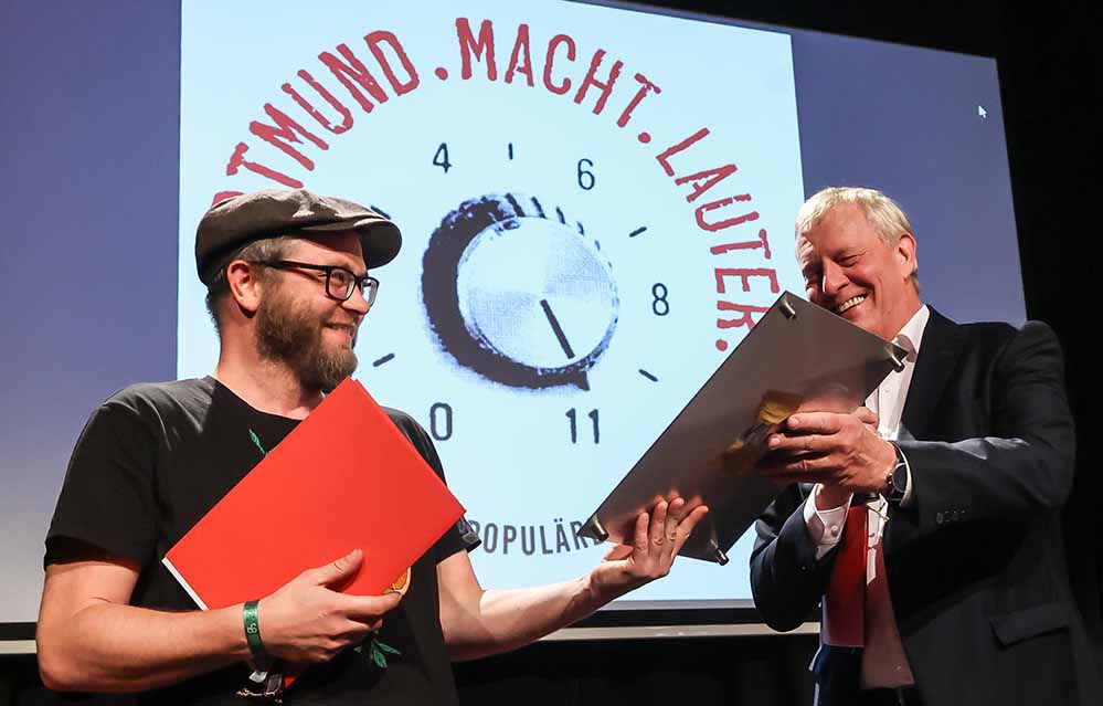 Kulturdezernent Jörg Stüdemann (rechts) überreicht den „Best Support“-Preis an Simon Grimm, Betreiber des Subrosa.
