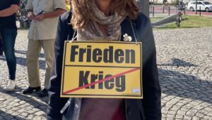 Einige der Teilnehmer:innen hatten Plakate dabei.