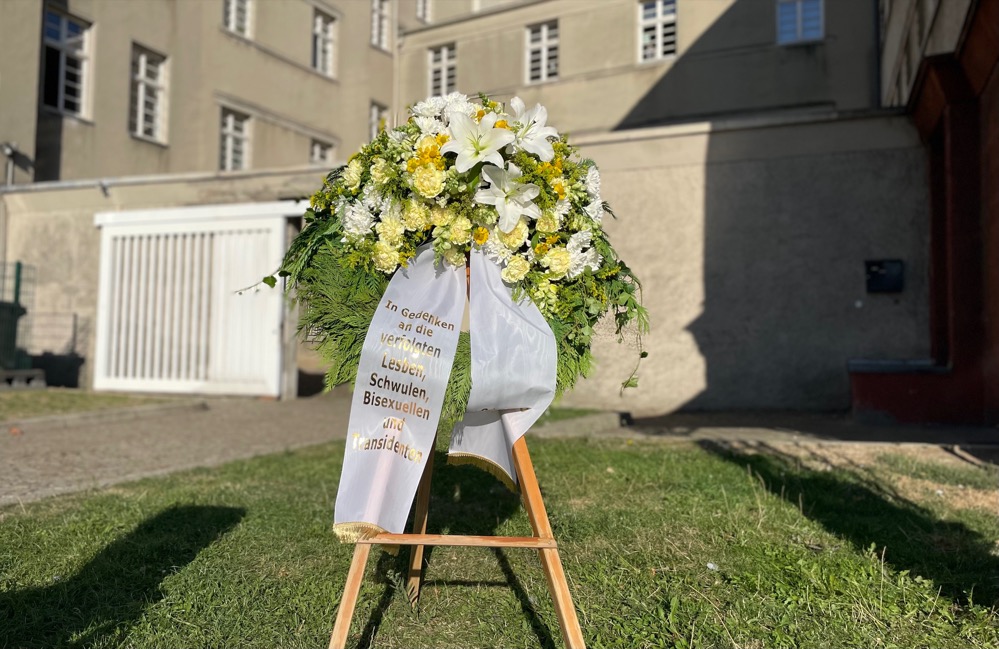 Nach der Rede von Paul Klammer wurde ein Kranz in Gedenken an die verfolgten queeren Menschen vor der „Steinwache“ niedergelegt.