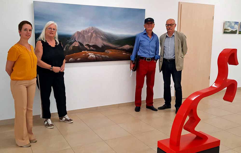 Die neue Ausstellung im Atelierhaus Westfalenhütte mit (v.li.) Isolde Parussel (Leiterin des Hoesch-Museums), Brigitte Bailer (Atelierhaus Westfalenhütte), Künstler Johann Hinger und Dr. Karl Lauschke (Vorsitzender der Freunde des Hoesch-Museums).