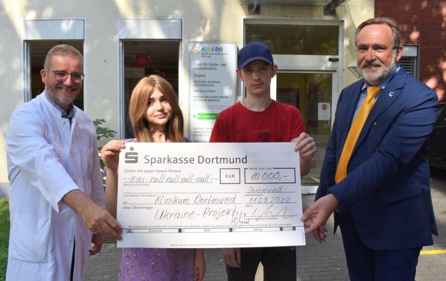 Die gemeinnützige Organisation Reinoldigilde zu Dortmund e.V. hat in Kooperation mit der Auslandsgesellschaft 10.000 Euro für die ukrainischen Kinder gespendet, die im Westfälischen Kinderzentrum des Klinikums Dortmund behandelt werden.