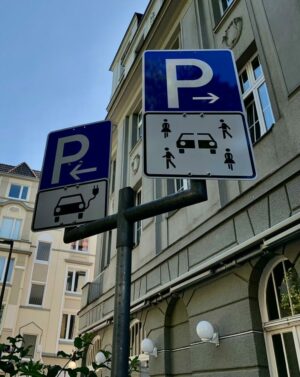 Ein zerteiltes Auto? Menschen die wegrennen? Das neue Verkehrsschild sorgt für Verwirrung. Hinweisen tut dieses Schild auf einen Stellplatz der ausschließlich für die „cambio“-Flotte reserviert ist.