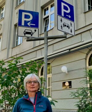 Bürgermeisterin Barbara Brunding: An den neuen Stellplätzen für den Fuhrpark der cambio Flotte.