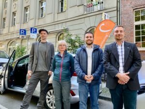 v.l.n.r.: Till Ammann, Barbara Brunsing (Bürgermeisterin), Vladimir Feldmann (Städtische Mobilitätsplanung), Stefan Ganslmayer (DSW21) an der neuen CarSharing Station im Kreuzviertel.