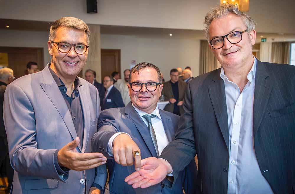 Der Dortmunder Schausteller und Event-Manager Patrick Arens (Mitte) wurde mit dem City-Ring 2022 geehrt. Die Auszeichnung übergaben Tobias Heitmann (r.), Vorsitzender des Cityring Dortmund e.V., sowie Oberbürgermeister Thomas Westphal.