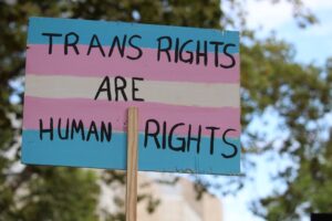 „Trans rights are human rights“ heißt es auf einem Plakat beim diesjährigen CSD in Dortmund.