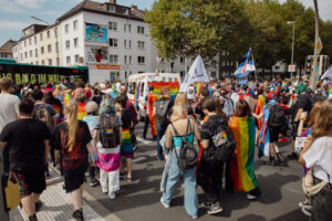 Menschenmenge zum CSD in Dortmund.