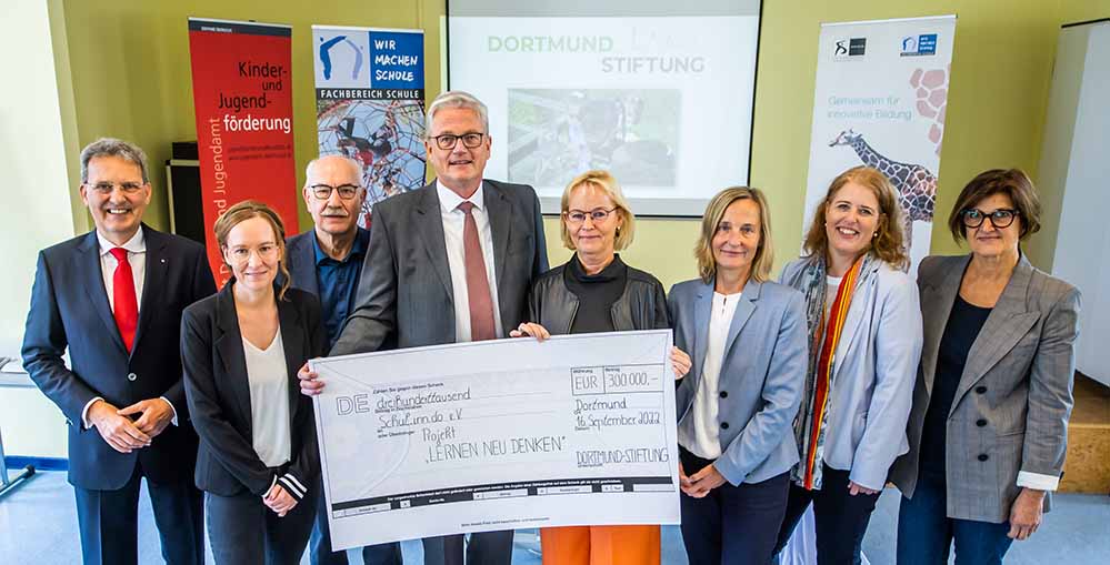 Freuen sich über den offiziellen Startschuss des Bildungsprojektes „Lernen neu denken“ (v.l.n.r.): Prof. Dr. Guido Quelle (Vorstandsvorsitzender der Dortmund Stiftung), Alma Tamborini (Schulleitung der Pilotschulen), Dr. Horst Günther (Vorstandsmitglied der Dortmund Stiftung), Christoph Spiekermann (Schatzmeister der Dortmund Stiftung), Martina Blank (Vereinsvorsitzende schul.inn.do), Monika Nienaber-Willaredt (Dezernentin für Schule, Jugend und Familie), Margit Dreischer (Schulrätin beim Schulamt für die Stadt Dortmund), Christiane Mika (Schulleitung Pilotschulen).