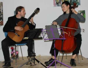 Das Konzert von Duo Giussiani mit Cello und Gitarre, soll die Bewohner:innen zusammenführen.