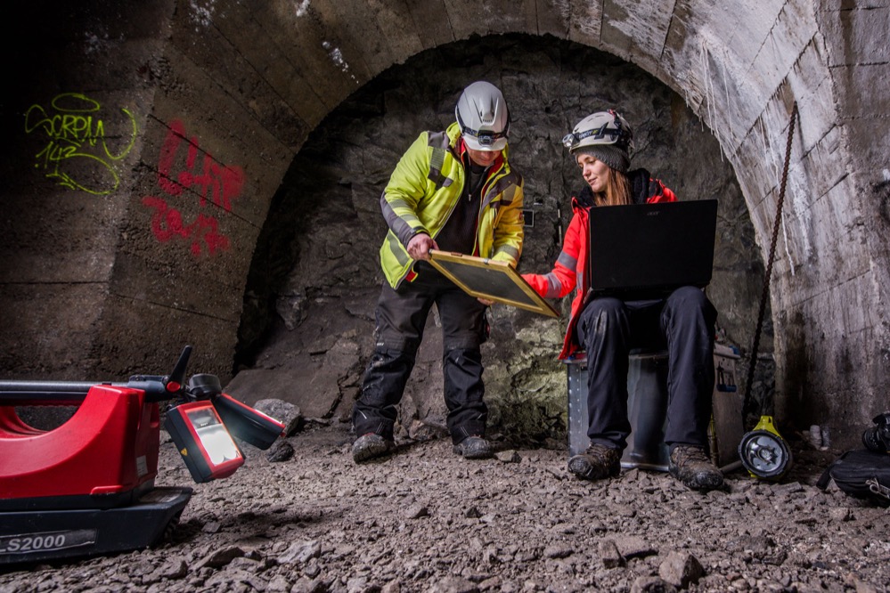 Das Team von LQ Archäologie bei der Vermessung der Tunnel.