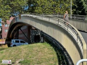 Aufgrund ihrer Steigung von mehr als sechs Prozent gilt die Brücke nicht als barrierefrei.