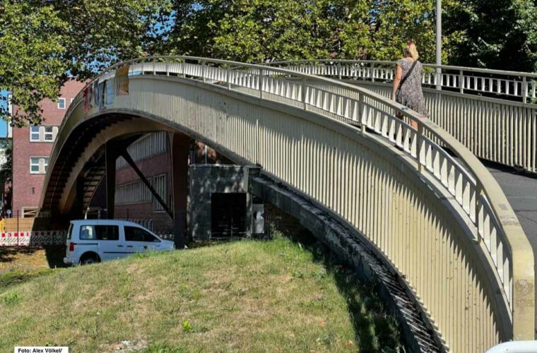 Aufgrund ihrer Steigung von mehr als sechs Prozent gilt die Brücke nicht als barrierefrei.