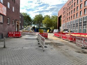 Der Max-Ophuels-Platz ist aktuell eine Baustelle. Er soll nach Abschluss der Tiefbauarbeiten hergerichtet werden - auch ohne neue Brücke. 