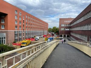 Der Max-Ophuels-Platz ist aktuell eine Baustelle. Er soll nach Abschluss der Tiefbauarbeiten hergerichtet werden - auch ohne neue Brücke.