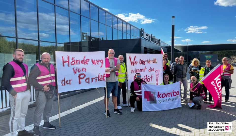 Vor der Ratssitzung hatten Arbeitnehmer:innen ihren Unmut Luft gemacht und den Erhalt der Parität gefordert.