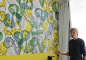 Michael Holtkötter zeigt eines der Hotelzimmer. Entwurf des Zimmers von Karim Rashid.
