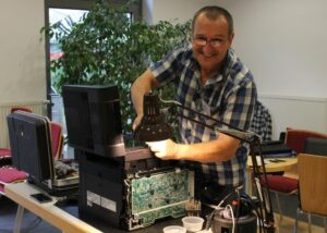Volker Stirba, Ehrenamtlicher bei Repair Cafe, repariert einen Drucker.
