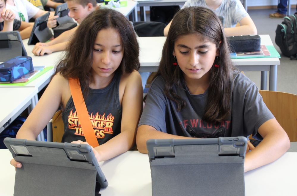 Zwei Schülerinnen des Immanuel-Kant-Gymnasiums an den Schul-Ipads.