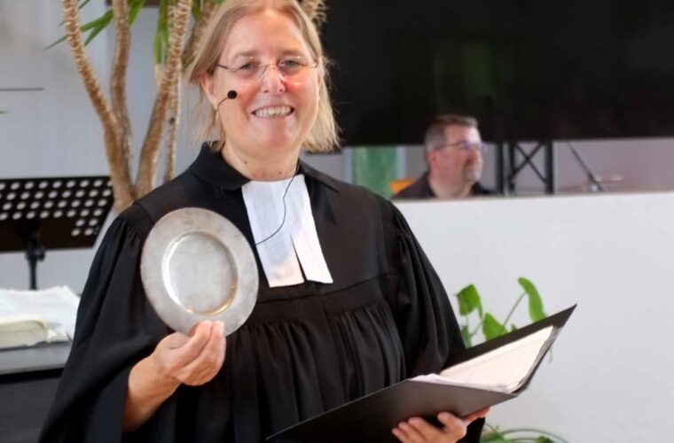 Jede:r wollte sie noch einmal in der Hand haben - auch Lydiagemeinde-Pfarrerin Birgit Worms-Nigmann.