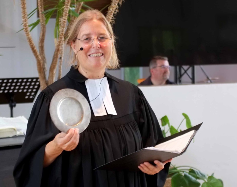 Jede:r wollte sie noch einmal in der Hand haben - auch Lydiagemeinde-Pfarrerin Birgit Worms-Nigmann.