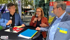 Moderator Martin Kaysh mit Anja Butschkau und Michael Scheffler auf der Bühne.