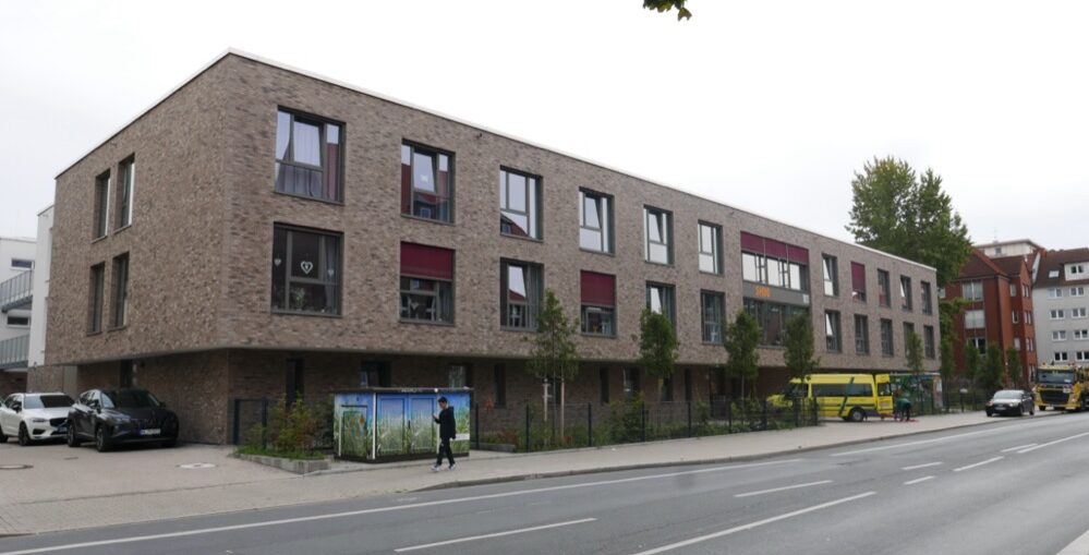 An der Schützenstraße 103 hat die SHDO ihren Seniorenwohnsitz Nord neu gebaut. Insgesamt bietet das Haus nun 92 Plätze für die stationäre Pflege an. Die gesamte Baumaßnahme hat rund drei Jahre gedauert, die SHDO hat rund 13,5 Millionen Euro in das Projekt investiert.