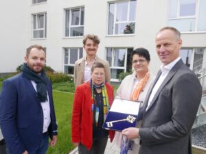 Dipl.-Ing. Falko Derwald vom gleichnamigen Bauunternehmen (rechts) überreichte SHDO-Geschäftsführerin Elisabeth Disteldorf (2. von rechts) den symbolischen Schlüssel für den Seniorenwohnsitz Nord. Mit dabei Birgit Zoerner (Mitte), die Dezernentin für Arbeit, Gesundheit, Soziales, Sport und Freizeit der Stadt Dortmund, Martin Rutha (2. von links), der Leiter des Fachbereiches Senioren der Stadt Dortmund, und Peter Fehst (links), der Einrichtungsleiter des Seniorenwohnsitzes Nord.