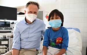 Dr. Andreas Leutner (Direktor der Klinik für Kinderchirurgie und -urologie im Klinikum Dortmund) sowie Ramazan bei der Nachsorgeuntersuchung