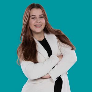 Chiara, 20 Jahre: „Meine Zukunft ist stabil, da ich eine Ausbildung zur Medienkauffrau Digital und Print mache. Die Branche ist sehr zukunftsorientiert und bringt tägliche Abwechslung. Außerdem komme ich auch in meiner Freizeit mit Medien in Kontakt und möchte mich mit meiner Ausbildung in dieser Branche weiterbilden.“